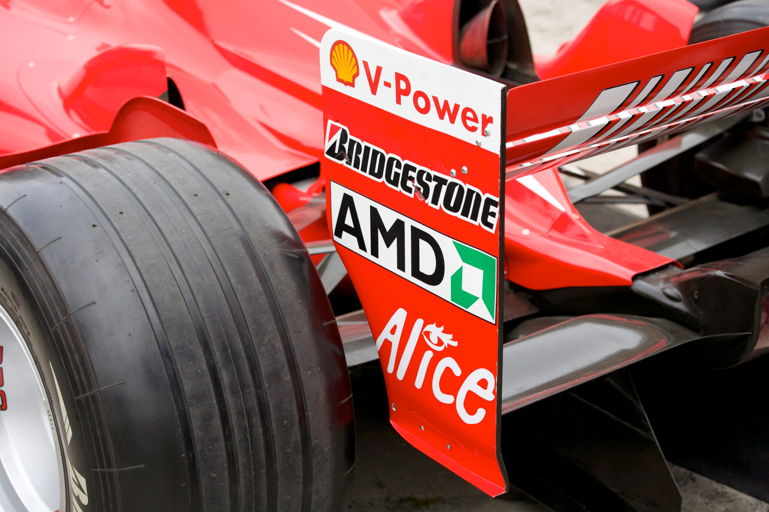 Aerofólio traseiro de um carro de Fórmula 1 da Ferrari. 