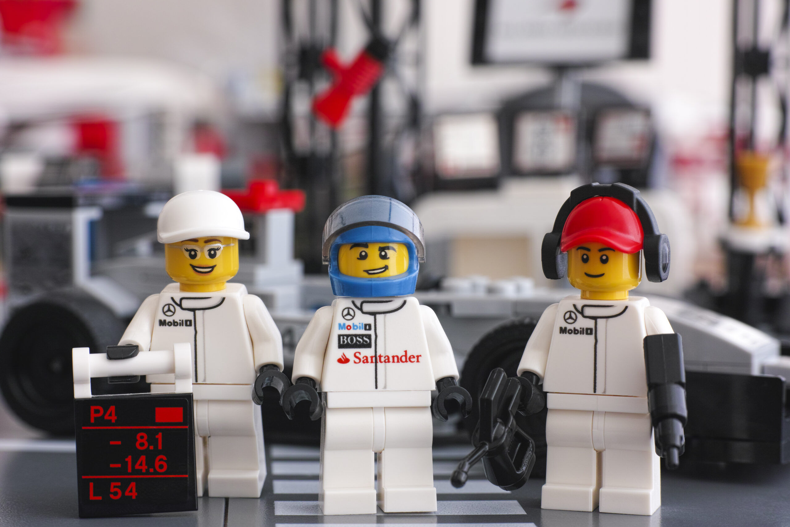 Peças de Lego simulando uma equipe de Fórmula 1.