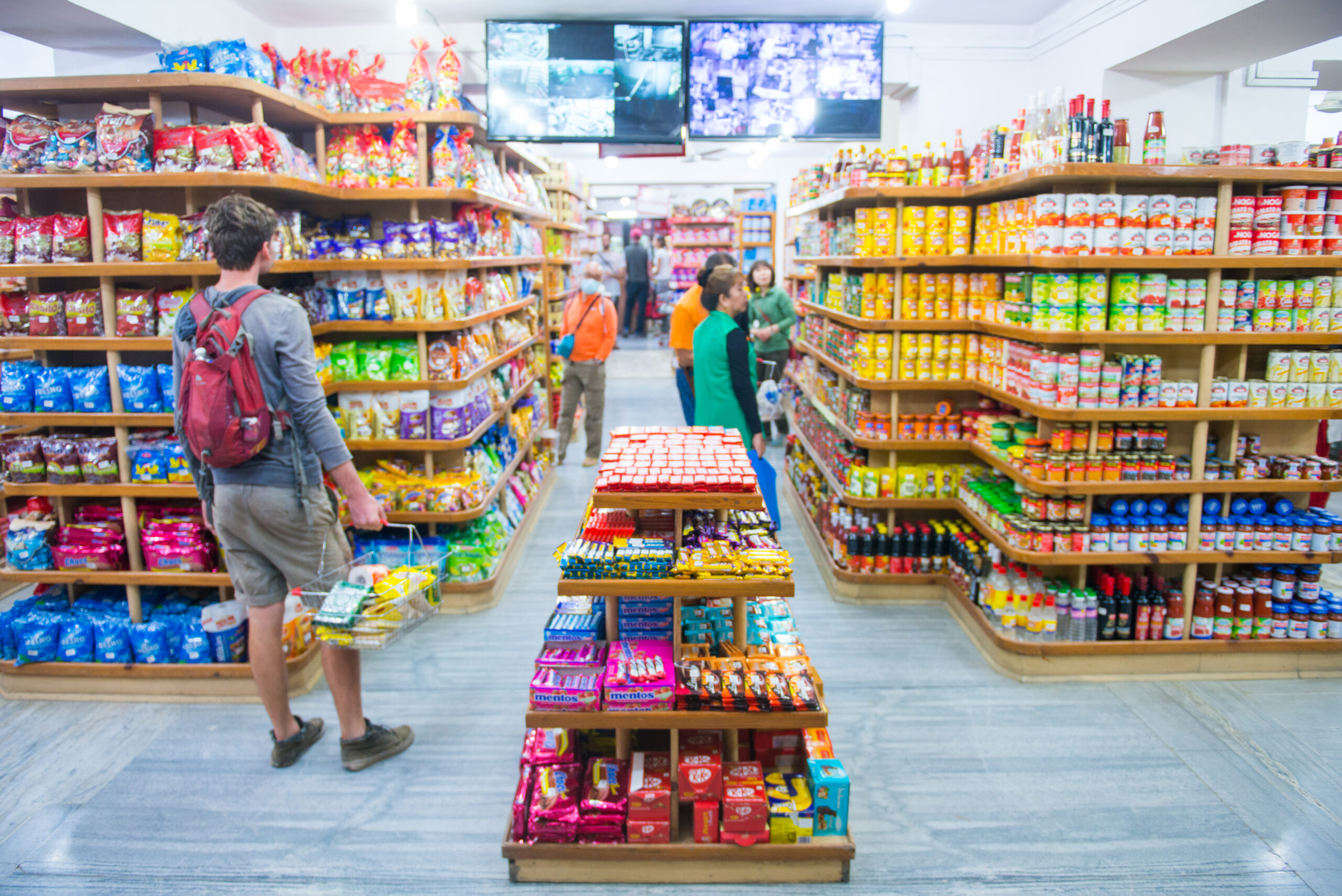 Produtos distribuídos em uma loja de conveniência