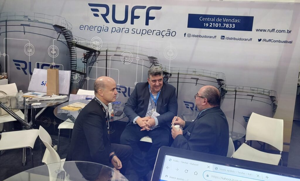 Momento de troca de conhecimento e ideias no estande da Ruff no 17º Congresso Minaspetro.